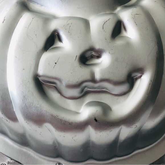 Wilton Haunted Pumpkin Cake Pan - Picture 4 of 9